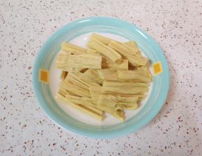 泡发好的腐竹洗干净。