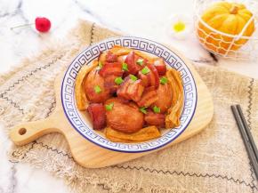 用砂锅炖出来的红烧肉入口即化。