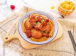 用砂锅炖出来的红烧肉入口即化。