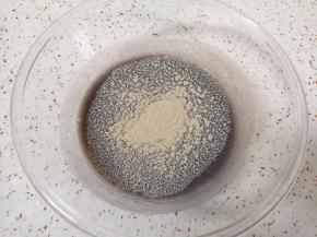 豆渣晾至温热，加入糖和发酵粉混合均匀。