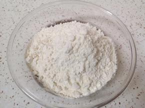 加入中筋面粉。