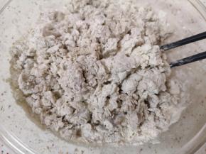 用筷子挑拌成絮状。