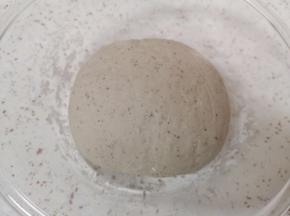 揉成光滑的面团，盖上保鲜膜发酵至两倍大。