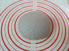 发酵好的面团揉光排气。