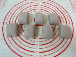 先揉成长条状，用刀切开。