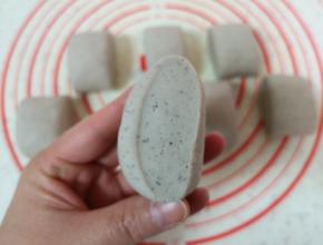 看看切面，面团一定要揉到切开以后里面没有大气孔，这样蒸出来馒头才好吃。