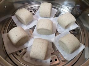 蒸锅内放水，篦子上铺上油纸，放上做好的馒头生胚，盖上锅盖二次发酵10分钟左右，凉水上锅，上汽后转中火蒸15分钟关火，焖5分钟左右出锅。