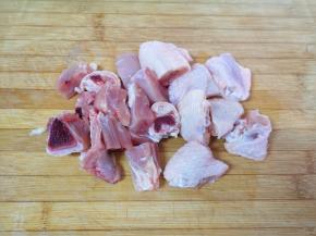 鸡中翅和鸡腿洗干净剁成块。