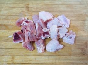鸡中翅和鸡腿洗干净剁成块。