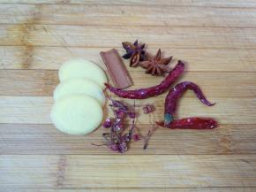 准备好生姜、八角、桂皮、干红辣椒和花椒。