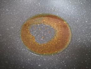 炒锅烧热倒入食用油调小火，下入花椒煸香（注意不要烧焦），捞出不要，放入糖炒至琥珀色。