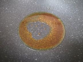 炒锅烧热倒入食用油调小火，下入花椒煸香（注意不要烧焦），捞出不要，放入糖炒至琥珀色。