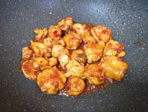 放豆瓣酱大火炒香 。