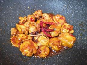 放八角、桂皮和干红辣椒炒香（如果能吃辣可以将干红辣椒掰开）。