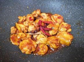 放八角、桂皮和干红辣椒炒香（如果能吃辣可以将干红辣椒掰开）。