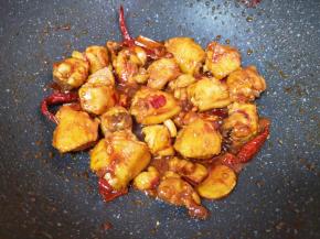 放生抽和盐翻炒均匀。