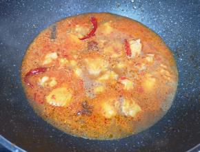 加入热水烧开，转小火炖20分钟。