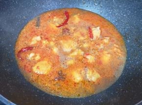 加入热水烧开，转小火炖20分钟。