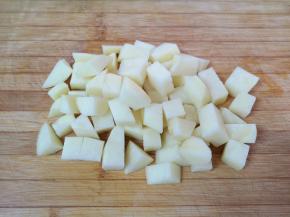 土豆去皮洗干净切成块，用凉水泡上备用。