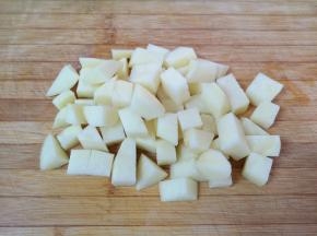土豆去皮洗干净切成块，用凉水泡上备用。