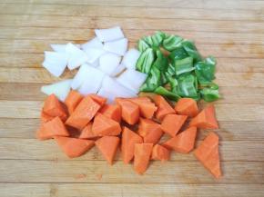 胡萝卜、青椒和洋葱分别洗干净切成块。