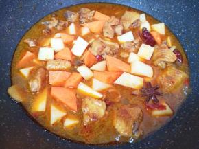 20分钟以后鸡块已经熟了，下入土豆和胡萝卜翻炒均匀，炖5分钟左右。