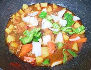 下入青椒和洋葱翻炒1-2分钟。