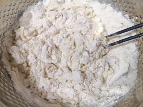 面粉中加入盐和水，先用筷子搅成絮状。