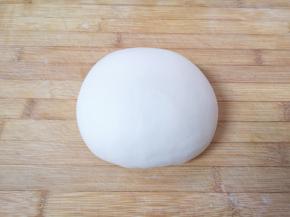 再揉成光滑的面团（面团一定要揉到位，否则拉不开）。