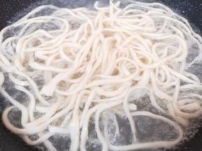 锅里放水烧开，将拉好的面条直接下入锅里，面条比较硬，多煮一会儿。