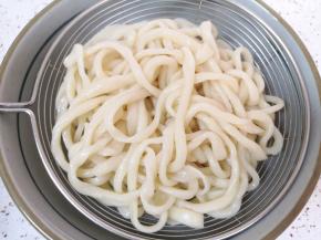 看看煮好的面条，透亮有光泽。