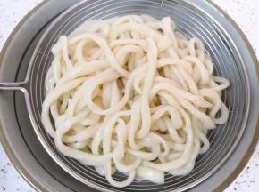 看看煮好的面条，透亮有光泽。