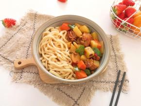 将面条盛入碗里，配上自己做好的臊子。