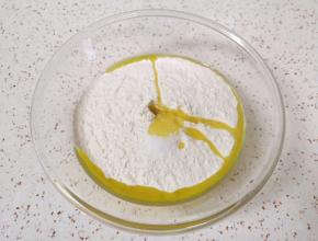 准备好面粉，加入盐和菜籽油混合均匀。