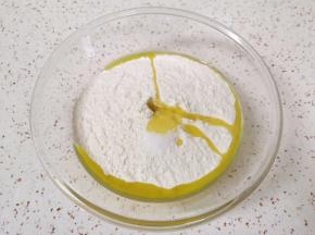 准备好面粉，加入盐和菜籽油混合均匀。