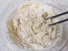 加入温水，用筷子搅拌成絮状。