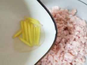 准备好鲜肉馅，加入生姜水，搅拌至水分完全被吸收。