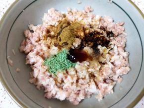 放盐、蔬之鲜、十三香、生抽、老抽、香油和蚝油搅拌均匀。