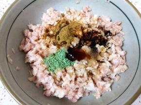 放盐、蔬之鲜、十三香、生抽、老抽、香油和蚝油搅拌均匀。