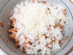 加入洋葱碎搅拌均匀。