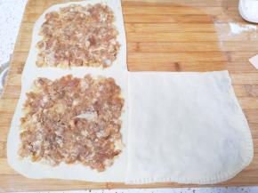 先将右上方的面片折下来 ，盖住下面的肉馅（如图）用叉子压紧边缘。