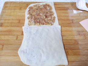 然后将右面的面片折过来，盖住左下方肉馅（如图），用叉子将边缘压紧。