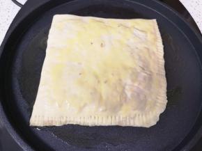 电饼铛预热，里面刷多一点菜籽油，放入做好的肉饼，肉饼上面也刷上一层食用油，盖上电饼铛，选择“馅饼”功能，大概6分钟左右，肉饼就可以出锅了。