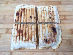 煎好的肉饼取出，趁热切开。