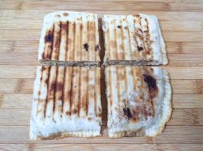 煎好的肉饼取出，趁热切开。