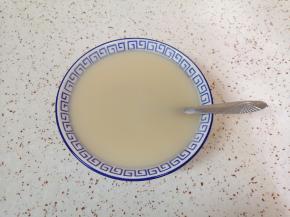 准备好中筋面粉，碗里放入发酵粉和糖，加入温水混合均匀。