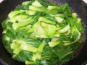 青菜洗干净焯一下水（青菜变色即可，不要焯过了）。