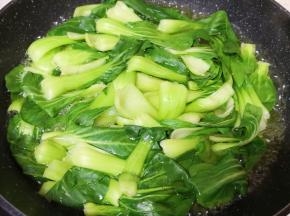 青菜洗干净焯一下水（青菜变色即可，不要焯过了）。