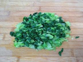 焯过水的青菜过一下凉水，挤干水分切碎。