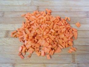胡萝卜切碎。
